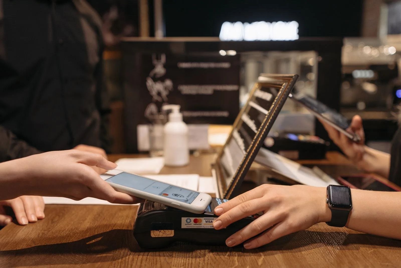 모바일카드단말기에 스마트폰을 태그하는 NFC 비접촉 결제 장면