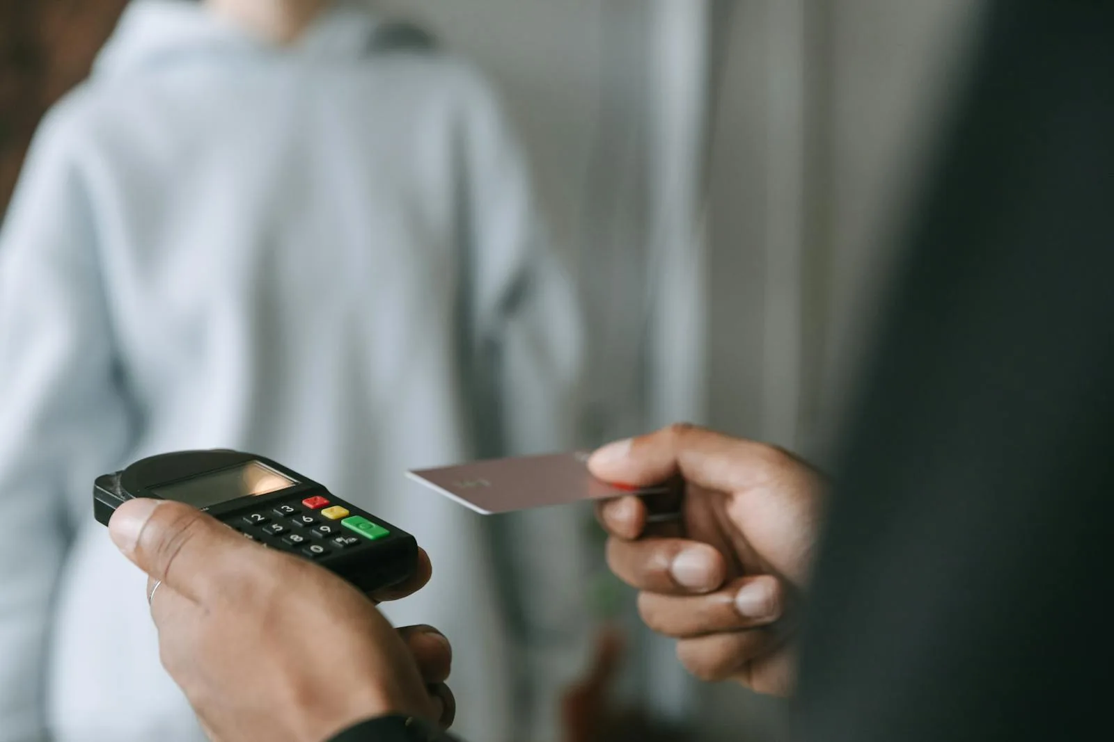 휴대용 카드 단말기로 NFC 간편결제를 받는 모습