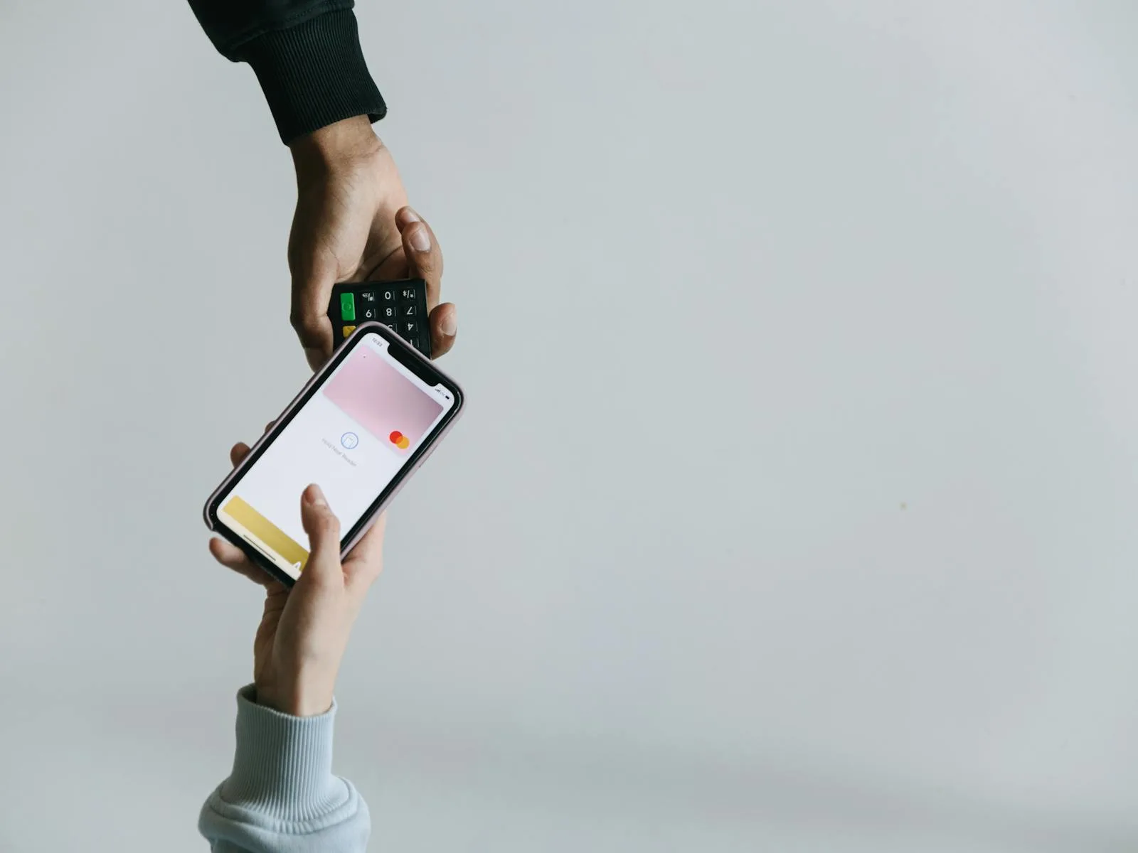 SoftPOS 앱이 설치된 사장님 폰을 핸드폰카드단말기로 사용해 카페에서 카드 결제를 받는 장면
